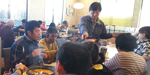 忘年会を行っている様子