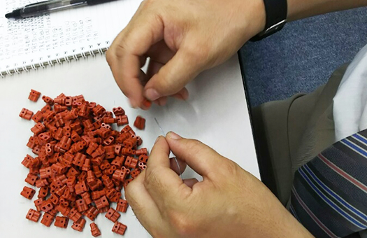 ゴム製品の糸通しをしている様子