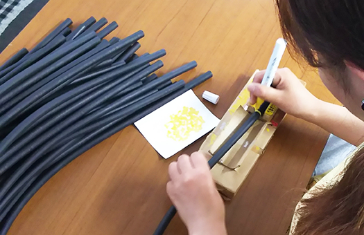 ゴム製品のマーク付けをしている様子